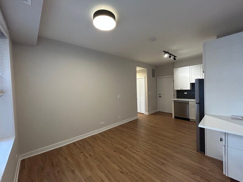 Building Photo - 648 W Wrightwood Ave