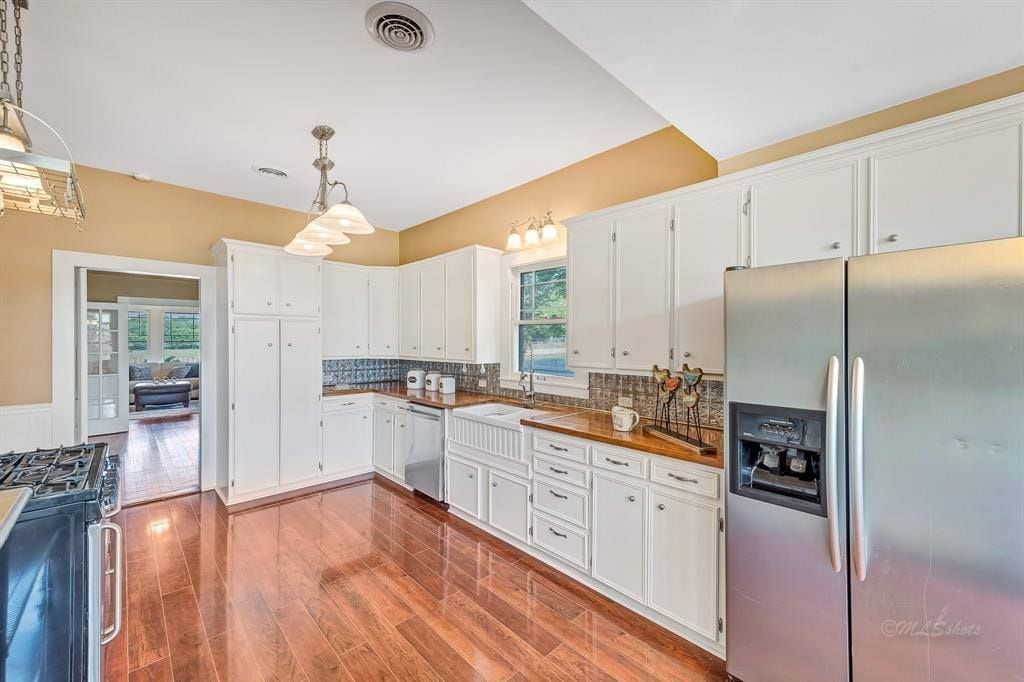 Kitchen - 10152 FM949