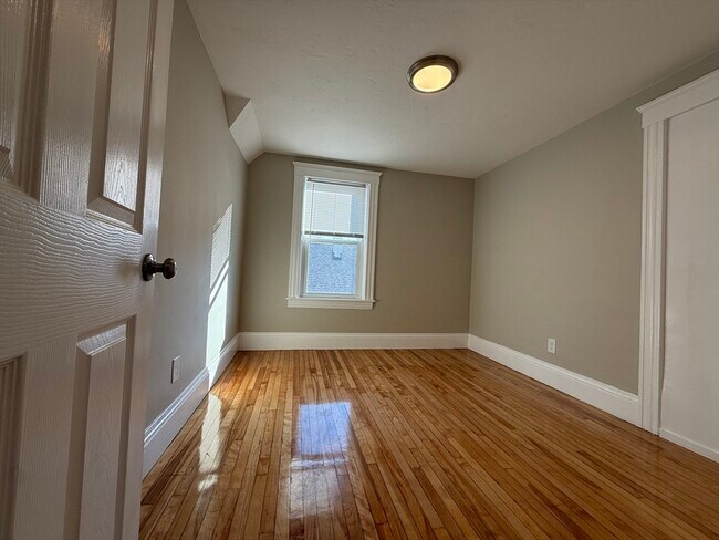 Building Photo - 11 Eureka St