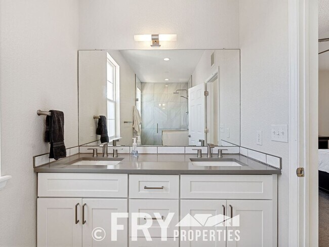 Building Photo - 16108 E Geddes Dr