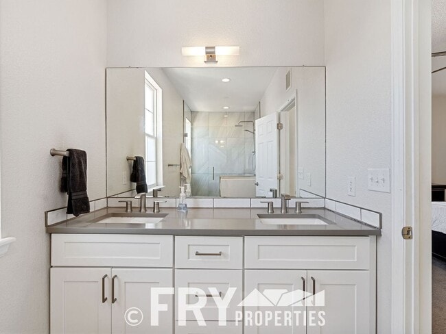 Building Photo - Beautiful Townhome in a Great Location