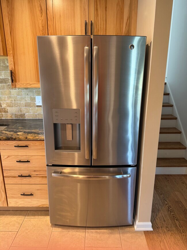 Building Photo - 585 Leahy Cir