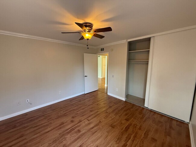 Building Photo - Walking Distance to the Center of Leisure Village