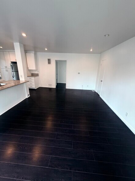 Living Room - 123 S St Andrews Pl