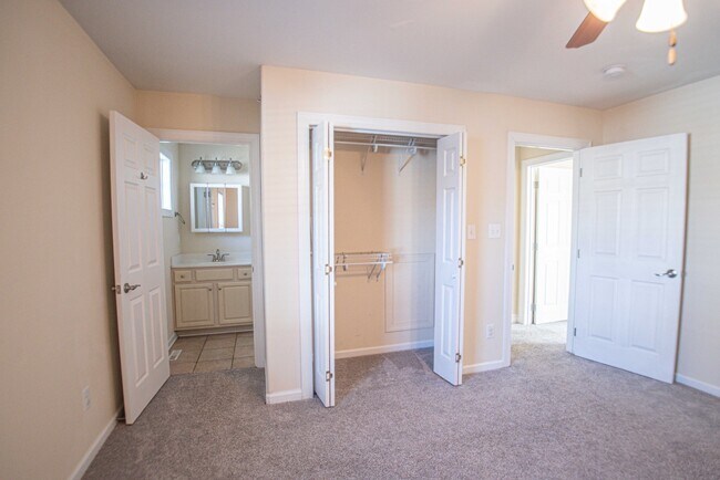 Building Photo - 614 N Center St