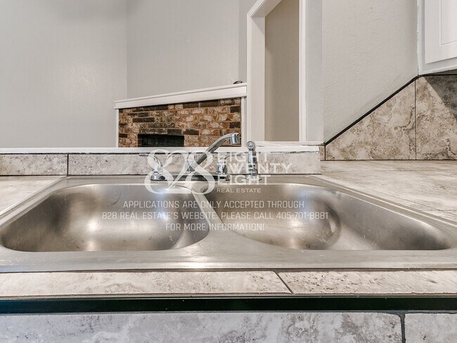 Building Photo - Now Touring & Available for Move in! 3 Bed/1.5 Bath Duplex in West Norman!