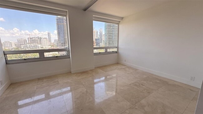 Building Photo - 1541 Brickell Ave