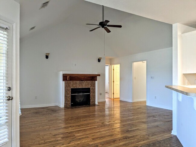 Building Photo - 508 Simoni Pl