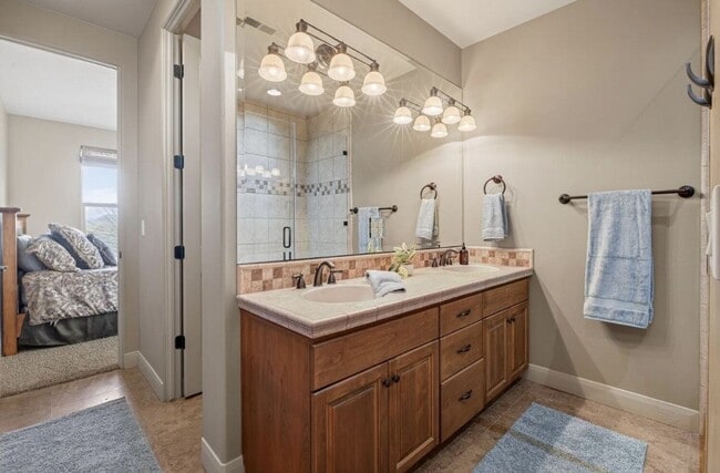 Building Photo - VIEWS AND FURNISHED