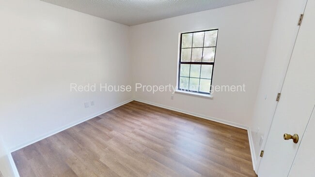 Building Photo - 111 Oakridge Cir
