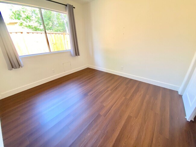 Building Photo - Charming 3 Bed 1 Bath Single Story Home - Great Location!