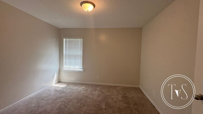 Building Photo - RATE DROP ALERT (was $2500/month) and MOVE-IN SPECIAL: $400 OFF 1ST MONTH'S RENT!**