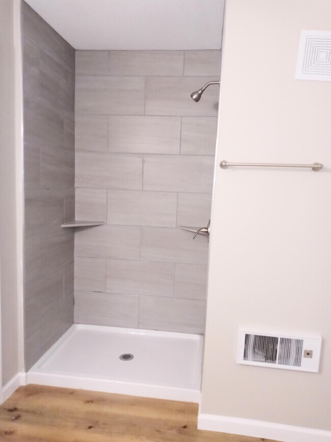 Building Photo - 728 1/2 SW Cambridge Ave