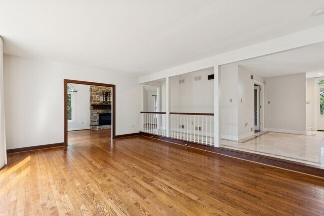 Building Photo - Spacious 5BR House in Pottstown