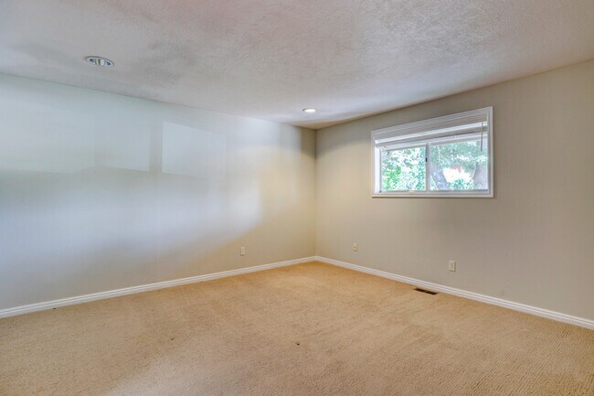 Building Photo - 801 N Haines St