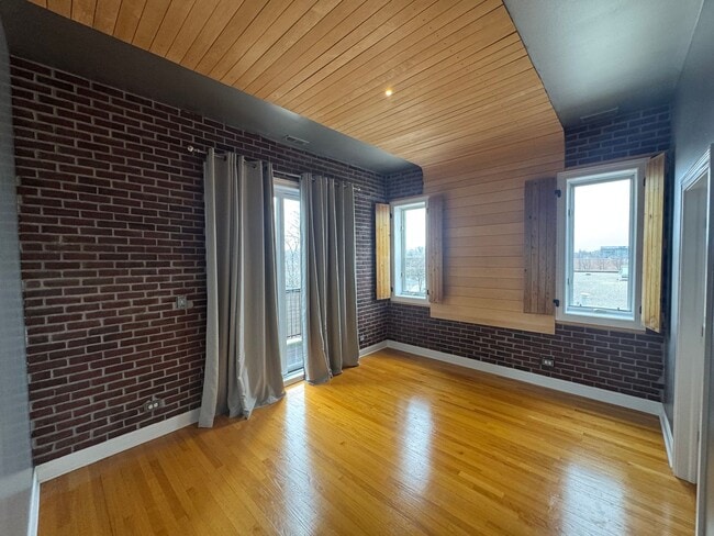 Building Photo - Luxurious, Galewood Penthouse Condo 3BR/2BA