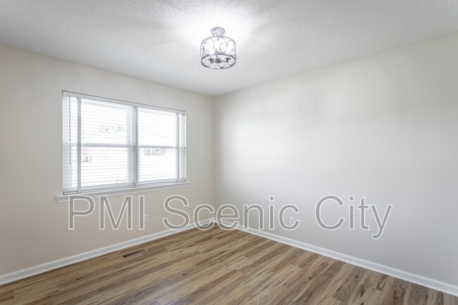 Building Photo - 8140 Holly Crest Dr