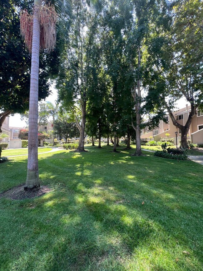 Building Photo - Tri-Level 2bed 2.5 bath Huntington  Beach Condo