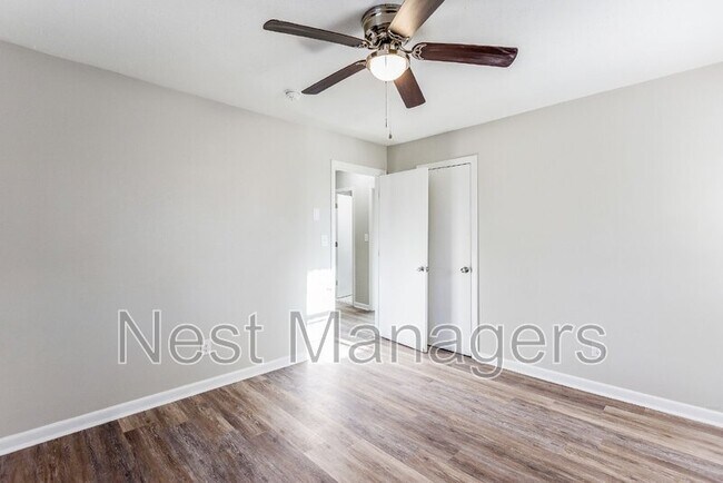 Building Photo - 1089 Essex Pl