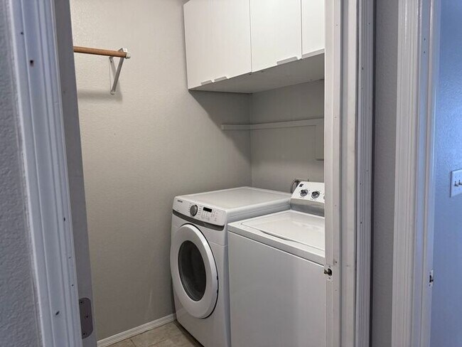 Building Photo - Adorable single floor 4 bedrooms,2 bathroo...