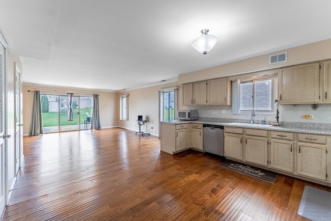 Building Photo - 305 Creekside Dr