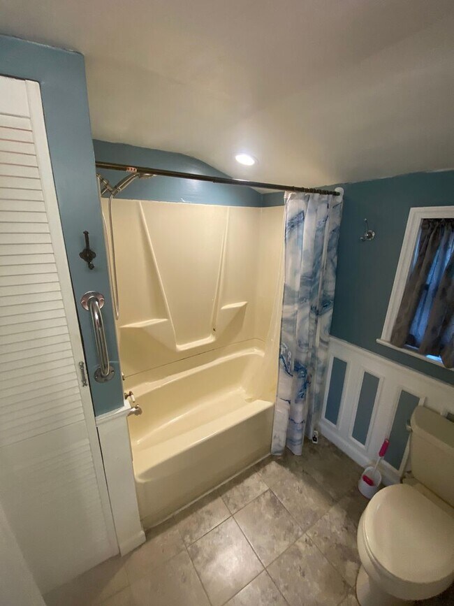 Building Photo - Beautiful three bed, 1.5 bath single-family home for rent with inground pool