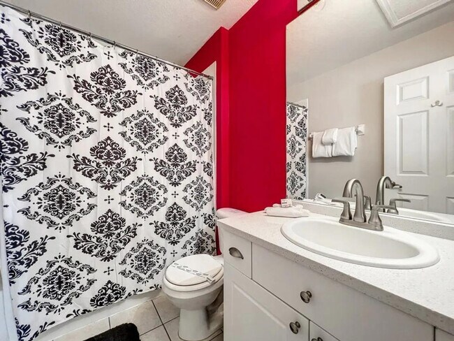 Building Photo - 2421 Silver Palm Dr