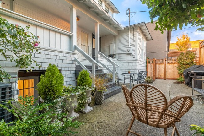 Building Photo - 116 4th Ave N