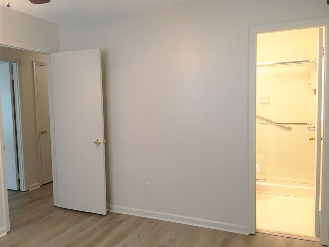 Building Photo - Charming 3 Bedroom, 2 Bath with Sunroom