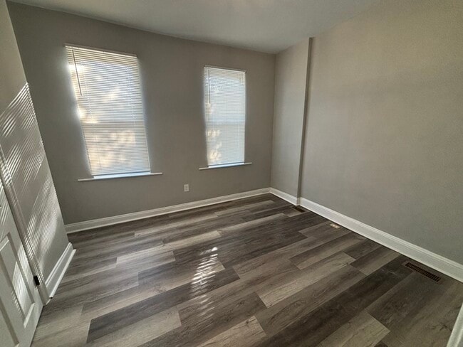 Building Photo - 2 bedroom PLUS den with Fireplace