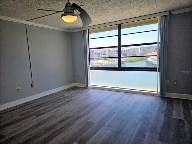 Building Photo - 7600 Sun Island Dr S