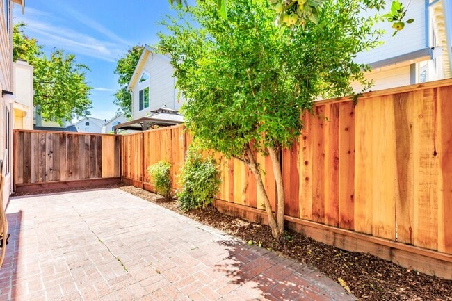 Building Photo - 39737 Potrero Dr