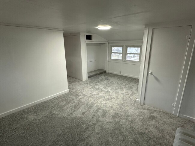 Building Photo - Newly Renovated 3 Bedroom Home