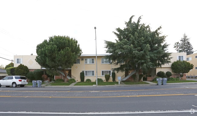 Building Photo - 935 Pomeroy Ave