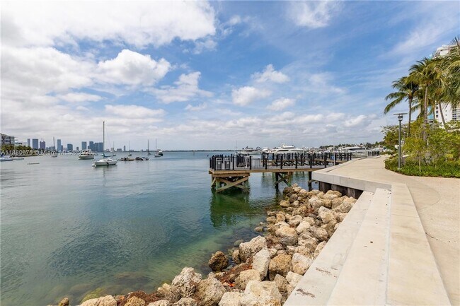 Building Photo - 1800 Sunset Harbour Dr