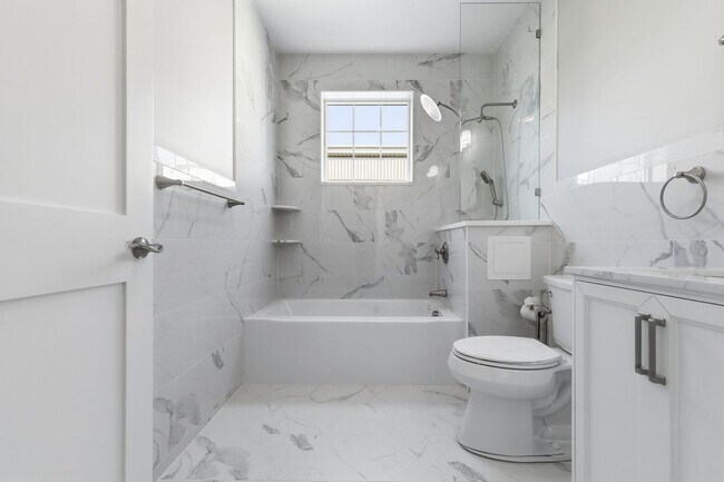 Building Photo - 19 Simon St