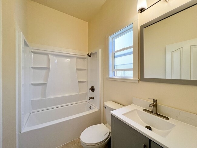 Building Photo - Modern Studio Apartment with Bonus Room, P...