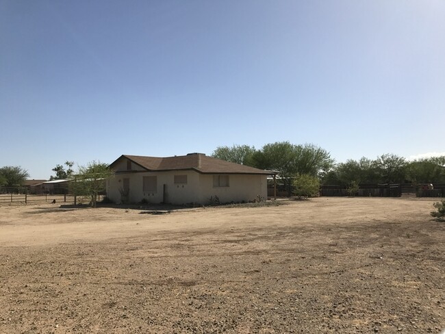 Building Photo - 36444 N 10th St - 2 Bedroom Horse Property