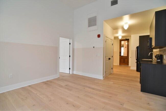 Building Photo - 30 W Broad St