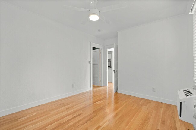 Building Photo - Adorable 1 bed / 1 bath Stand-Alone Bungalow in the Heart of Echo Park with Laundry & Parking