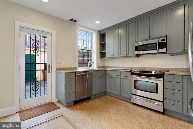 Building Photo - 315 Constitution Ave NE