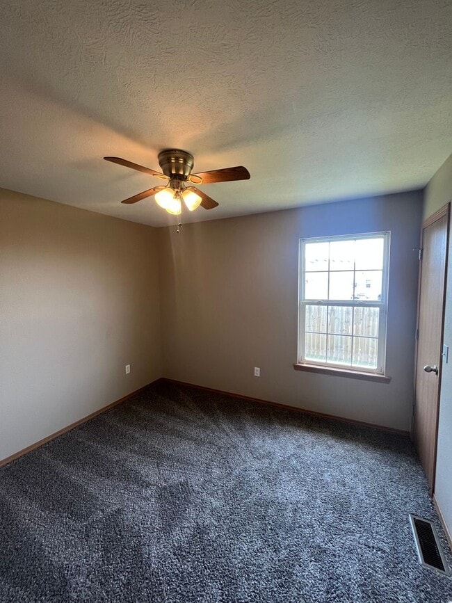 Building Photo - 3 bedroom 2 bath home in Clever, MO!