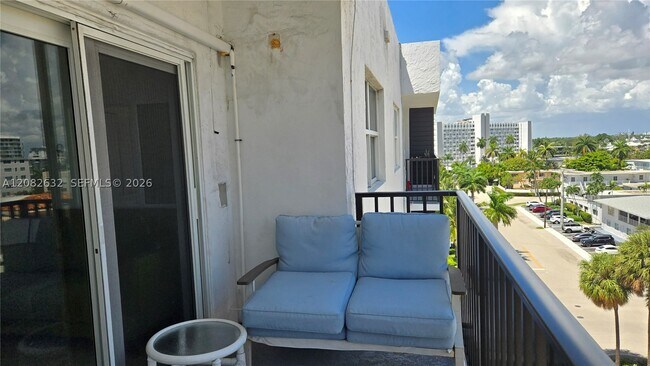 Building Photo - 3000 Riomar St