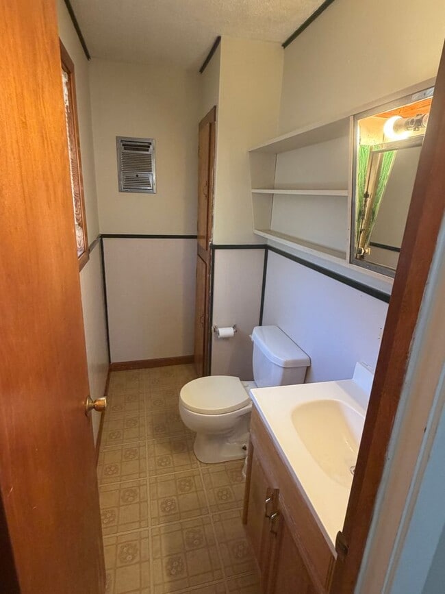 Building Photo - 3 Bedroom, 1.5 Bathroom, Brick Home with large yard, and garage