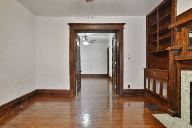 Building Photo - Large 4 Bedroom North Campus Townhouse - 1...