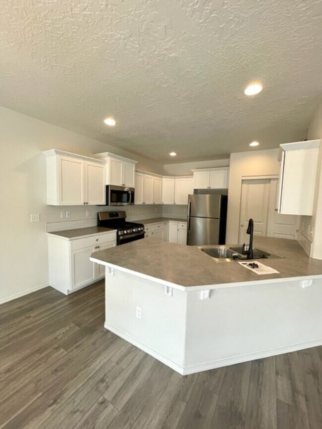 Building Photo - Beautiful like new 3 bedroom Hayden home i...