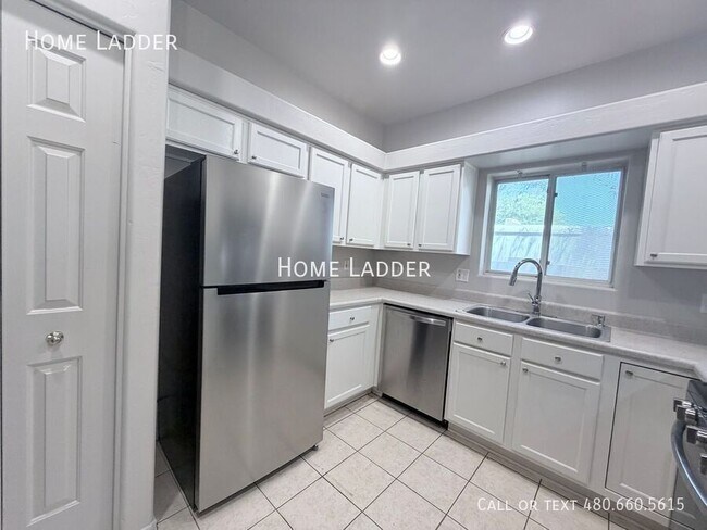 Building Photo - 651 W Fairway Cove Dr