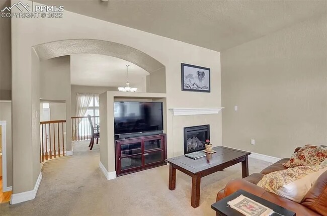 Building Photo - Beautiful 2 bedroom townhouse near Pine Cr...