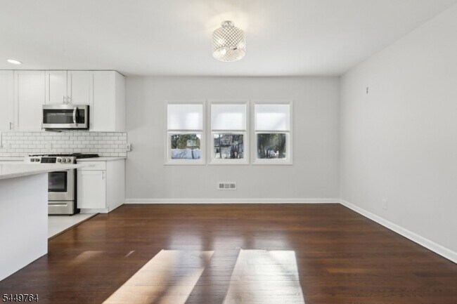 Building Photo - 287 Country Club Dr