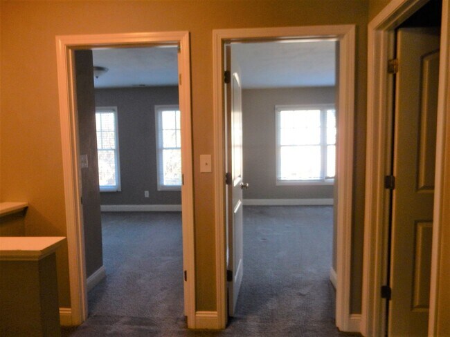 Building Photo - Quality 3 BR Townhome; Convenient to Med C...
